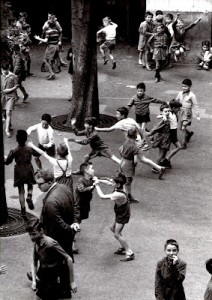 La-récréation-rue-Buffon-Paris-1959.-Robert-Doisneau-212x300